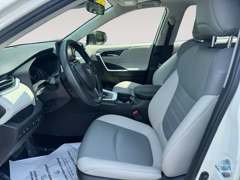 Used 2021 Toyota RAV4 XLE Premium AWD/4WD image 9