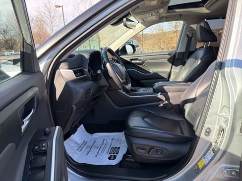 Used 2023 Toyota Highlander L image 13