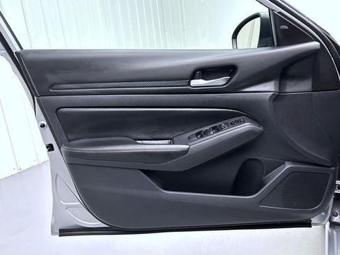 Used 2024 Nissan Altima 2.5 SV image 9