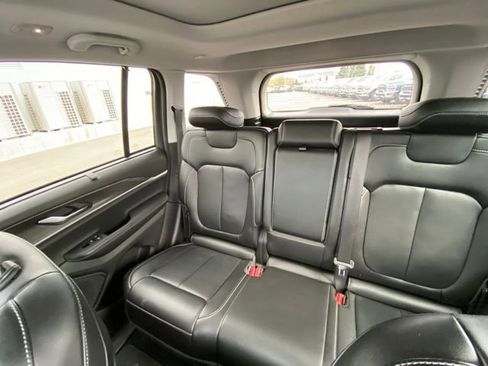 Used 2023 Jeep Grand Cherokee Limited w/ Luxury Tech Group II AWD/4WD image 11