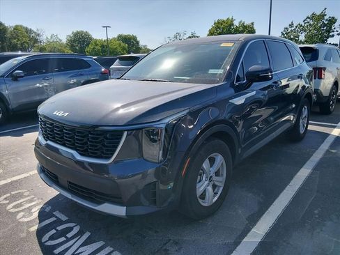 Certified 2025 Kia Sorento LX FWD image 9