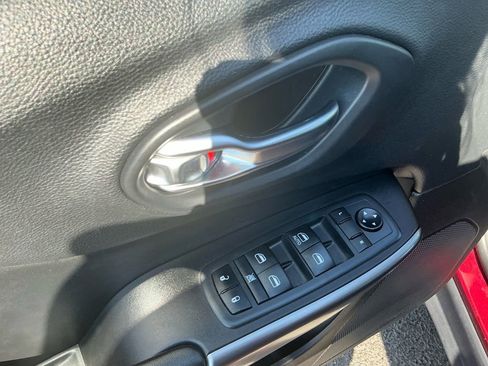 Used 2020 Jeep Cherokee Latitude FWD image 16