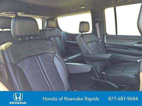Used 2024 Jeep Wagoneer Series III AWD/4WD image 18