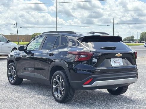 Used 2025 Chevrolet Trax LT w/ LT Convenience Package FWD image 9