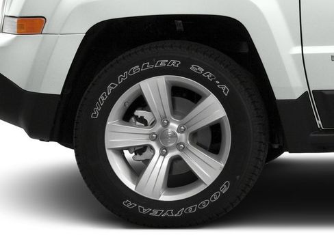 Used 2016 Jeep Patriot Latitude AWD/4WD image 16