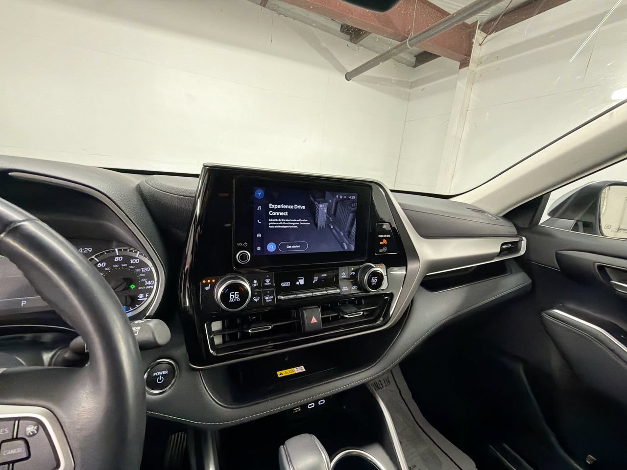 Used 2023 Toyota Highlander XLE FWD image 17