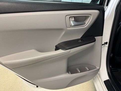 Used 2016 Toyota Camry SE image 14
