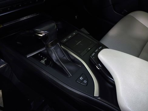 Used 2020 Lexus UX 250h w/ Premium Package image 30