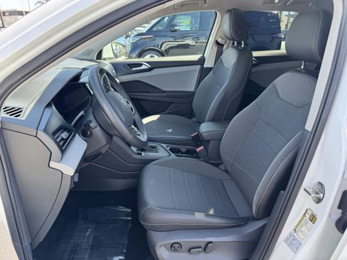 Used 2022 Volkswagen Taos SE w/ Panoramic Sunroof Package FWD image 16