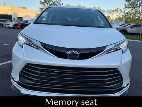 Used 2023 Toyota Sienna Limited image 17