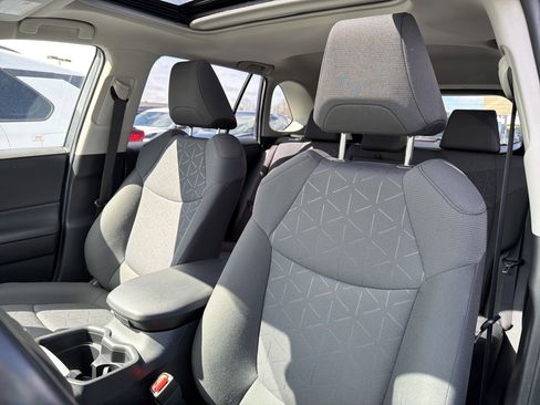 Used 2020 Toyota RAV4 XLE w/ Convenience Package image 10