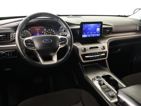 Used 2023 Ford Explorer XLT AWD/4WD image 2