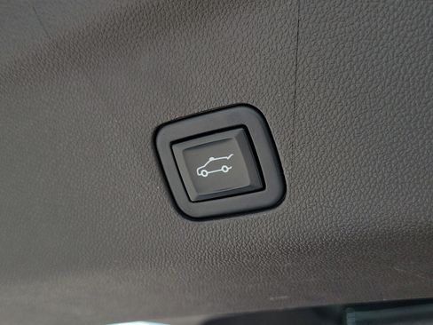 Used 2022 Chevrolet Suburban LT w/ LT Signature Plus Package RWD image 9