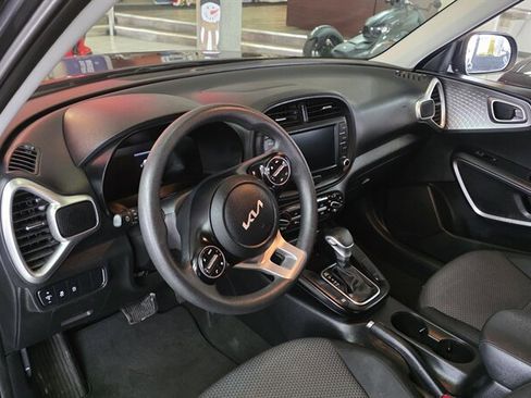 Used 2023 Kia Soul LX w/ LX Technology Package image 11