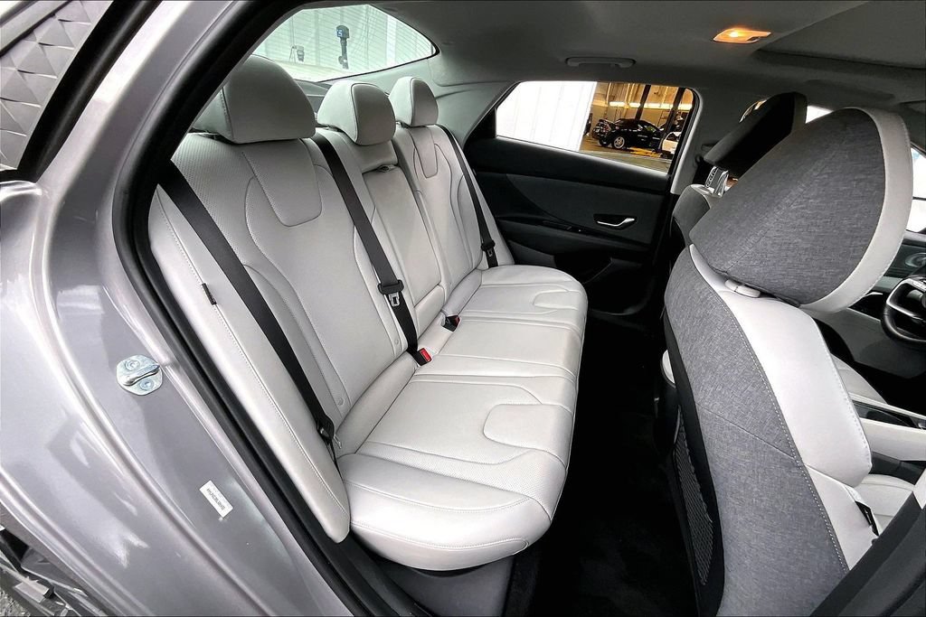 Used 2025 Hyundai Elantra Limited FWD image 24