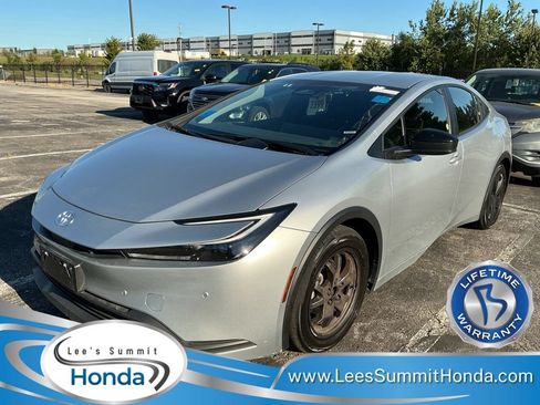 Used 2025 Toyota Prius LE FWD image 1