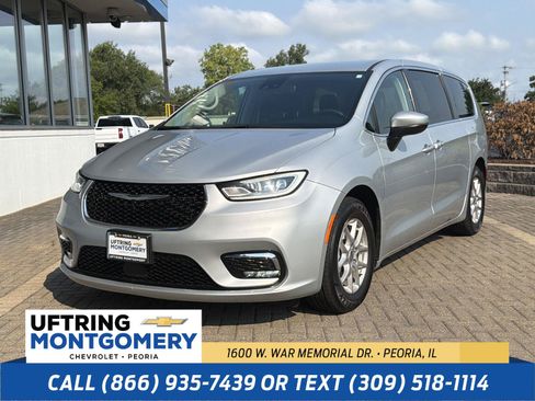 Used 2023 Chrysler Pacifica Touring-L FWD image 1