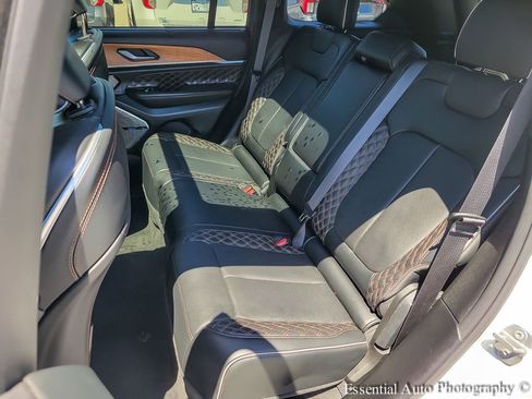 Used 2022 Jeep Grand Cherokee Summit AWD/4WD image 10