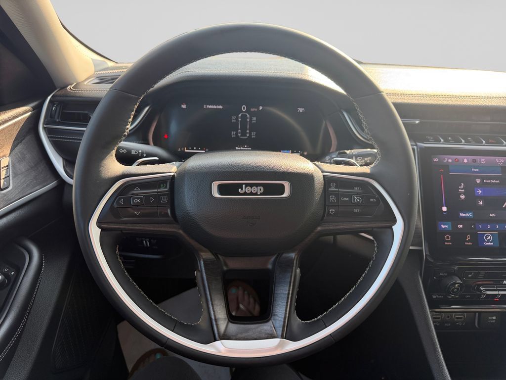 Used 2023 Jeep Grand Cherokee L Limited AWD/4WD image 13