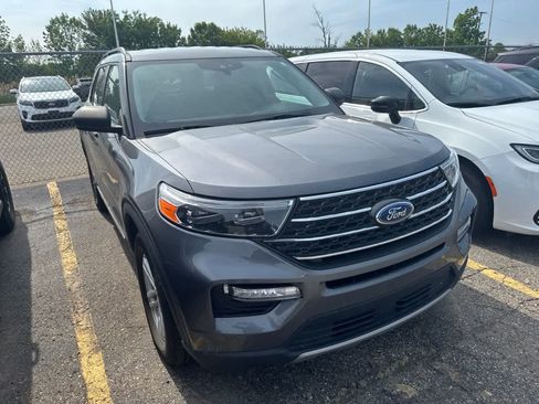 Used 2022 Ford Explorer XLT w/ Equipment Group 202A AWD/4WD image 9