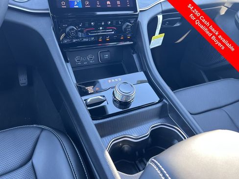 New 2025 Jeep Grand Cherokee Limited w/ Luxury Tech Group II image 10
