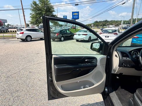 Used 2019 Dodge Grand Caravan SE FWD image 39