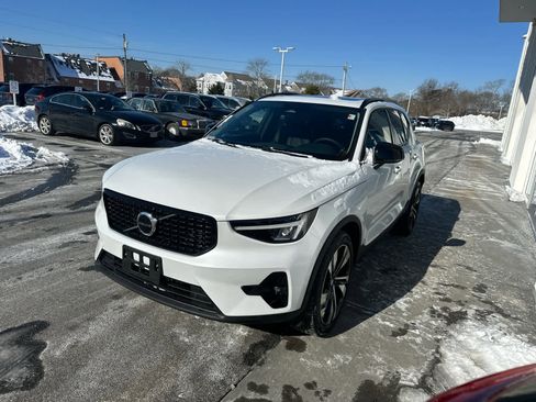 Used 2023 Volvo XC40 B5 Plus w/ Climate Package image 5