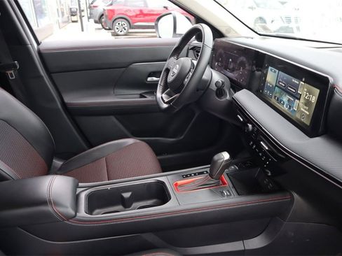 Certified 2025 Nissan Kicks SR image 24