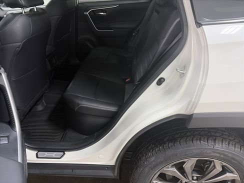 Used 2022 Toyota RAV4 XLE Premium image 27