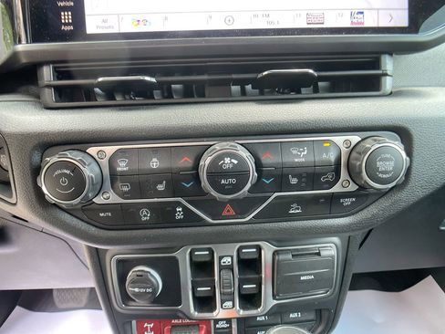 Used 2024 Jeep Wrangler Unlimited Sport AWD/4WD image 18