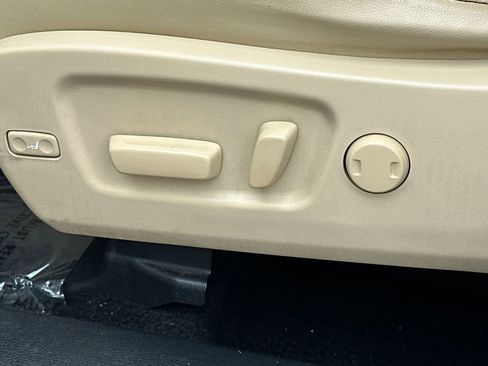 Used 2019 Toyota Highlander XLE FWD image 25