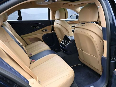 Used 2025 Bentley Flying Spur Plug-In Hybrid image 33