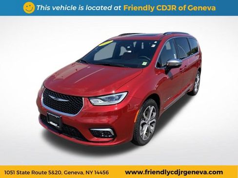 Used 2025 Chrysler Pacifica Pinnacle w/ Trailer Tow Group AWD/4WD image 1