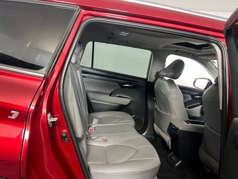 Used 2021 Toyota Highlander XLE image 27