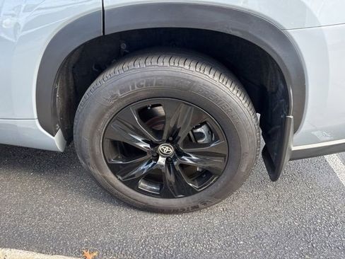 Certified 2024 Toyota Highlander XLE image 27