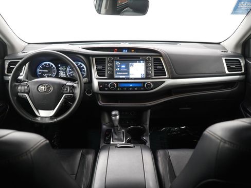 Used 2017 Toyota Highlander XLE image 13