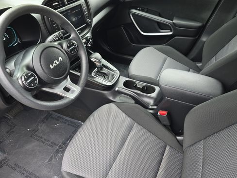Used 2025 Kia Soul LX w/ LX Technology Package FWD image 10