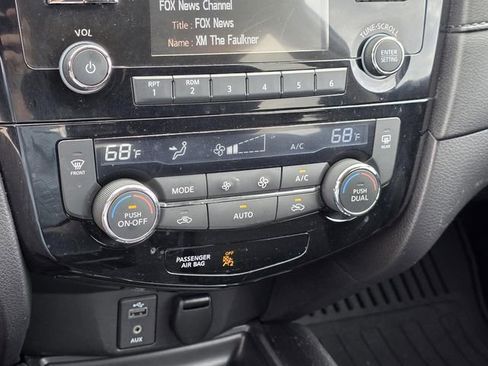 Used 2017 Nissan Rogue SV image 16