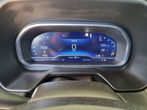 Used 2023 Chevrolet Suburban Premier image 3