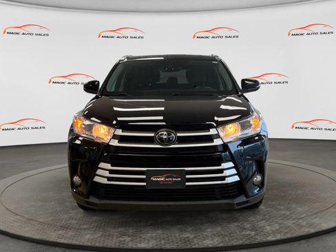Used 2019 Toyota Highlander XLE AWD/4WD image 3