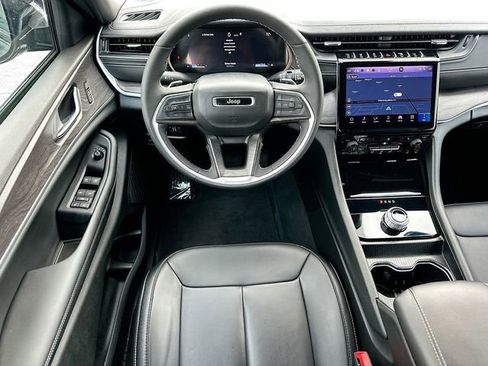 Used 2025 Jeep Grand Cherokee Limited image 22
