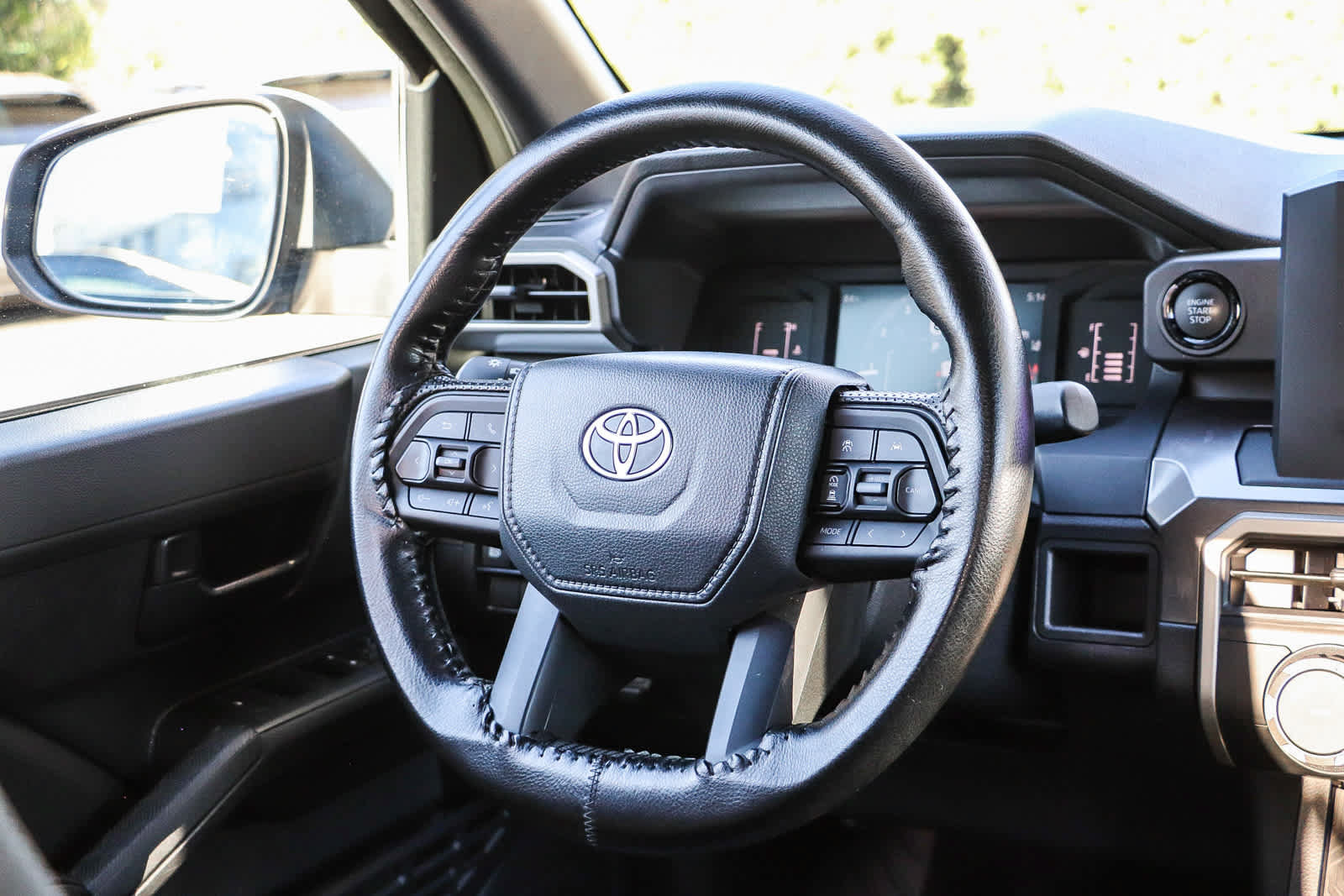 Used 2025 Toyota Tacoma SR5 AWD/4WD image 16