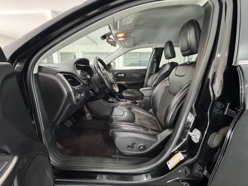 Used 2019 Jeep Cherokee Latitude Plus w/ Cold Weather Group AWD/4WD image 16