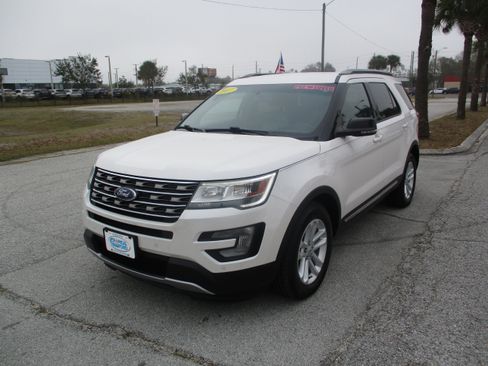 Used 2017 Ford Explorer XLT w/ Equipment Group 202A image 3