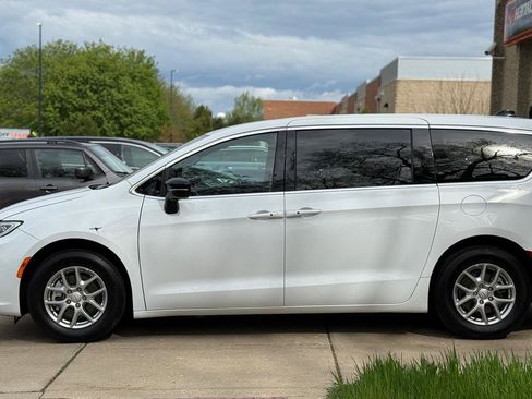Used 2025 Chrysler Pacifica Select FWD image 4