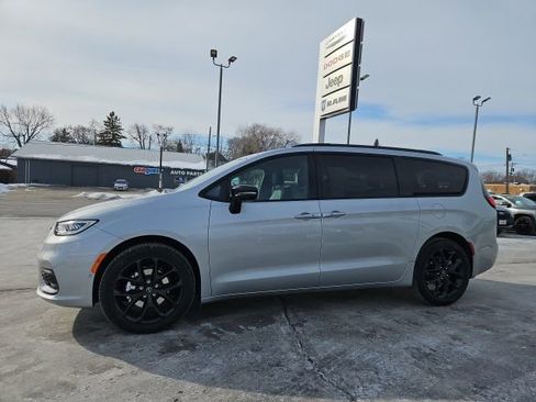 New 2026 Chrysler Pacifica Select w/ S Appearance Package image 5