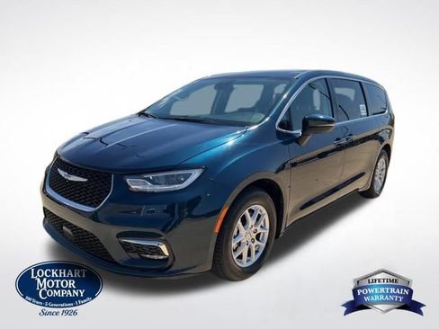 Used 2023 Chrysler Pacifica Touring-L image 3