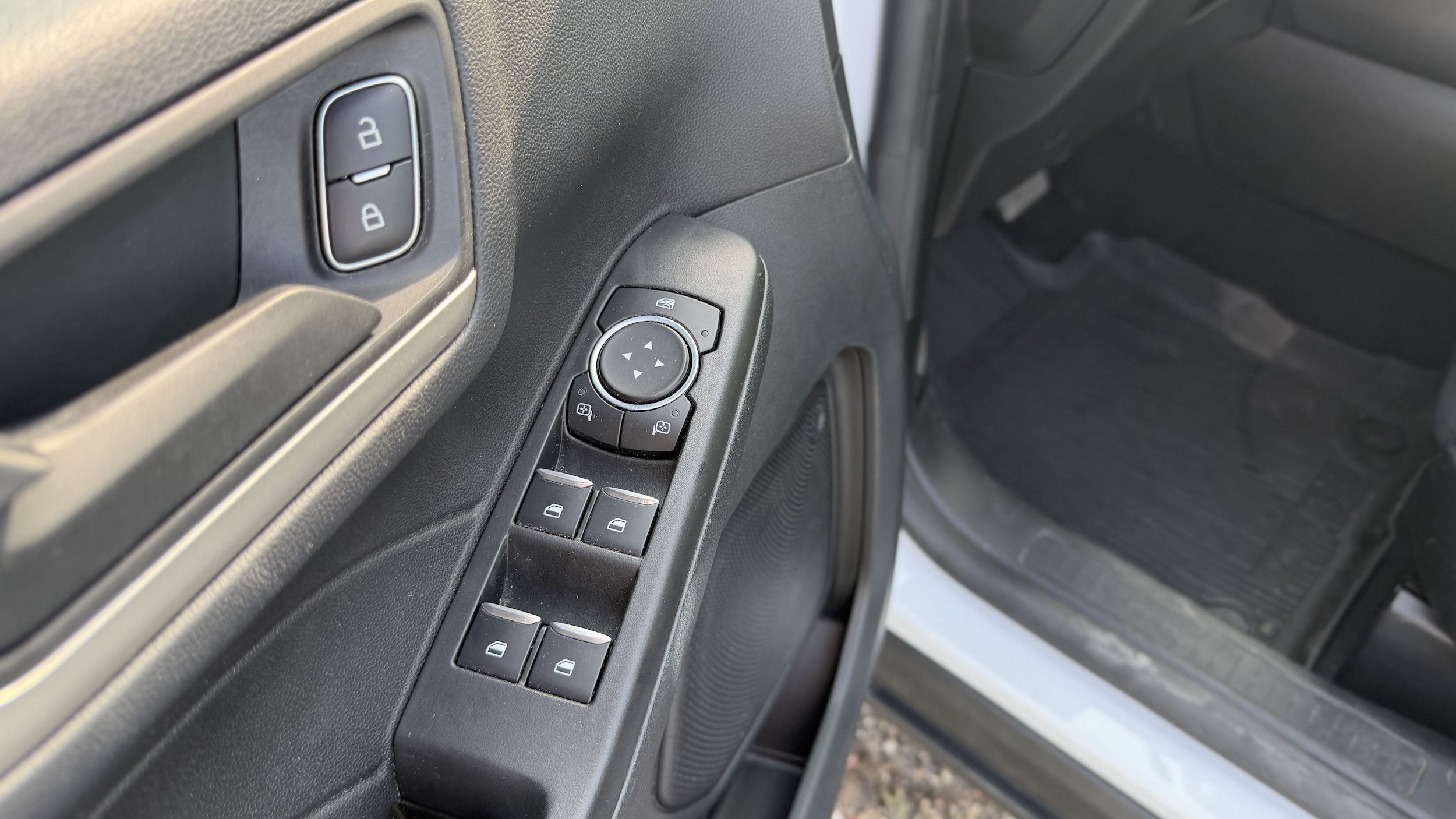 Used 2022 Ford Escape SE w/ SE Sport Appearance Package AWD/4WD image 25