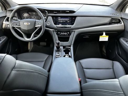 New 2025 Cadillac XT6 Luxury image 9