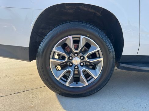 Used 2021 Chevrolet Suburban LT w/ LT Signature Package AWD/4WD image 27
